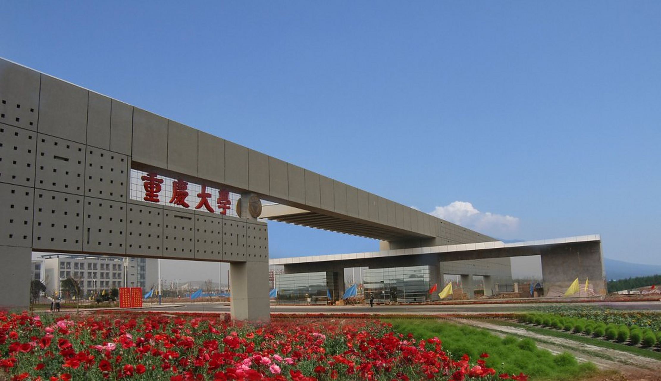 福州大学位于福建省福州市,是福建省重点建设高校,也是国家"211工程"