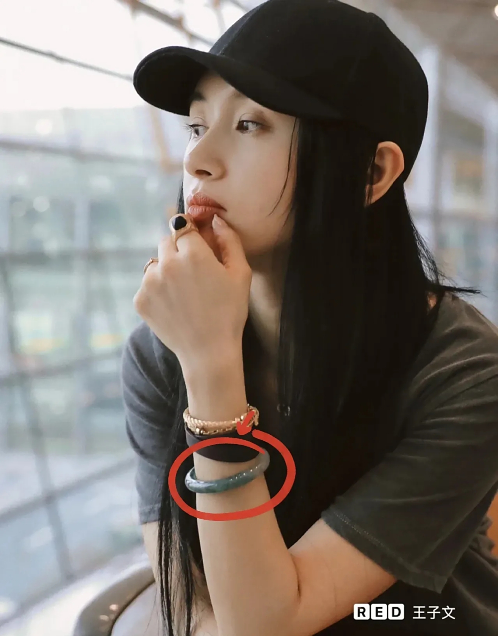 很多人在问王子文戴的翡翠手镯是地摊货吗?