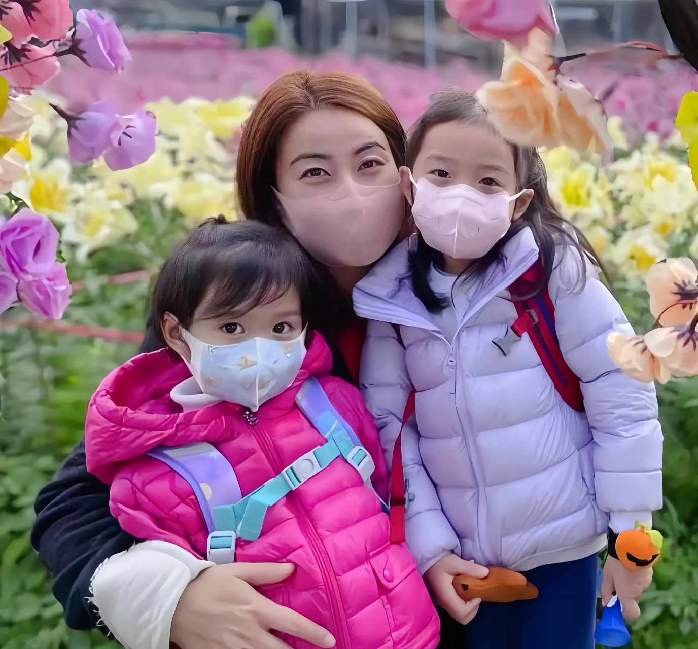 郭晶晶和两个女儿在花丛中的一张留影.