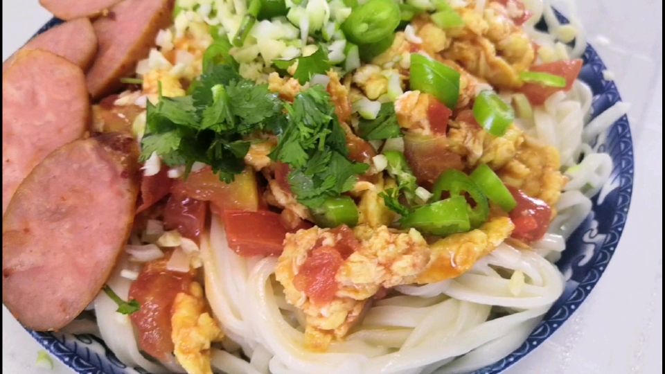 夏天吃饭没胃口?来一碗鲜香四溢的凉拌面吧,吃上一大碗真过瘾!