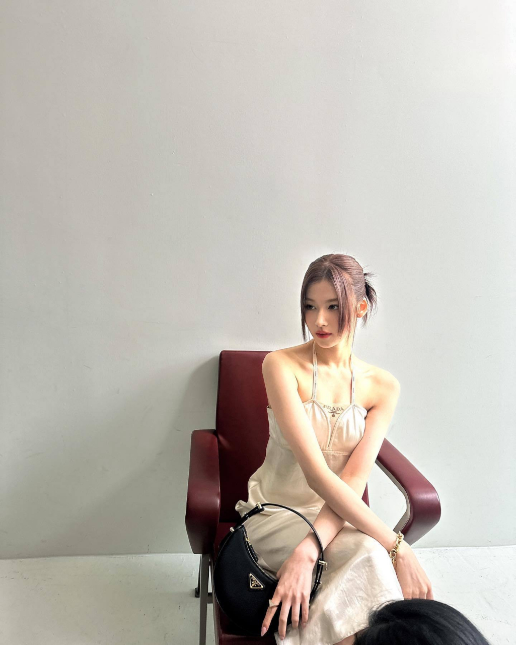 sana在社交平台更新了照片,脸蛋和身材都太棒啦!