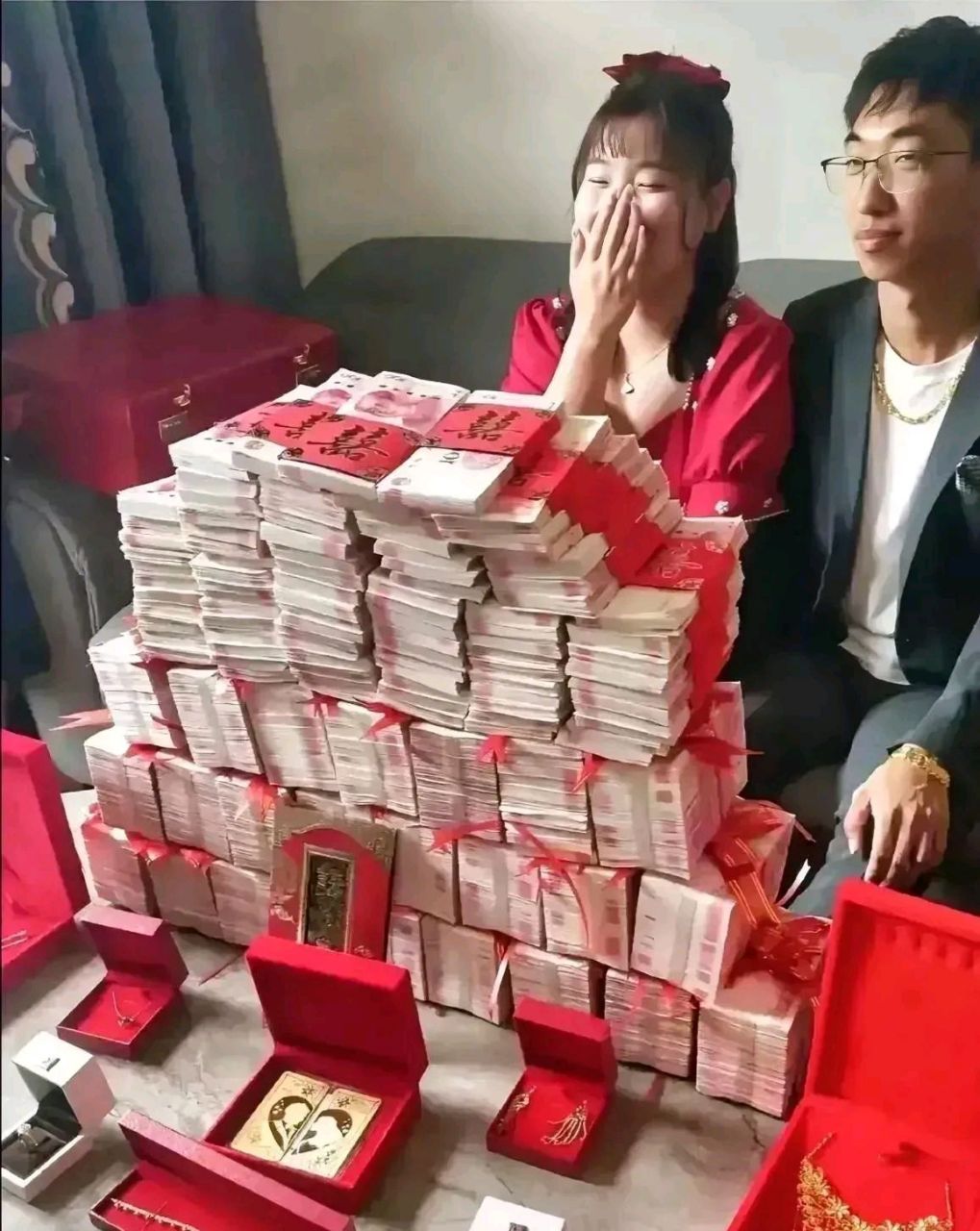 看着眼前这一大堆钱,新娘已经笑得合不拢嘴了,如果一捆十万的话,目测