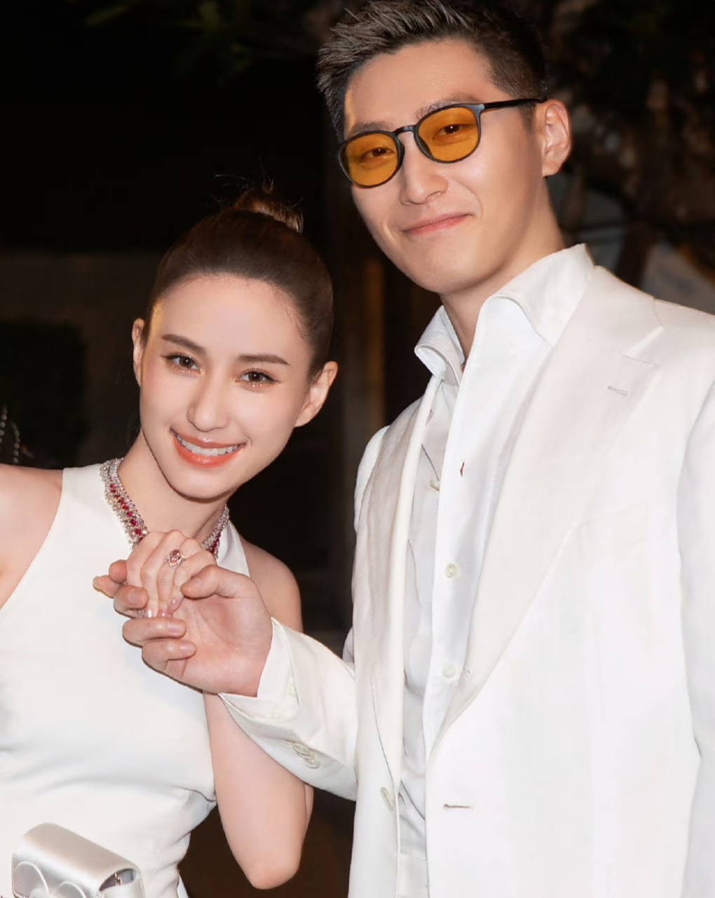 何超莲婚礼摄影师再晒内场照片,窦骁戴墨镜耍帅酷劲十足,他牵着新娘子