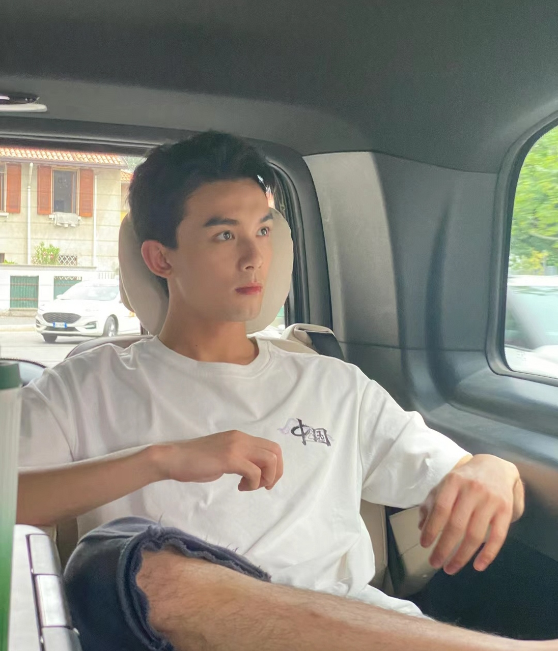 吴磊助理在车上近距离拍照,磊子坐在后排看手机宛如电视剧里年轻有为