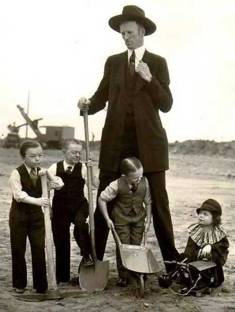 1908年,在美国的林林兄弟巴纳姆贝利马戏团杂耍表演中,一个非常高的