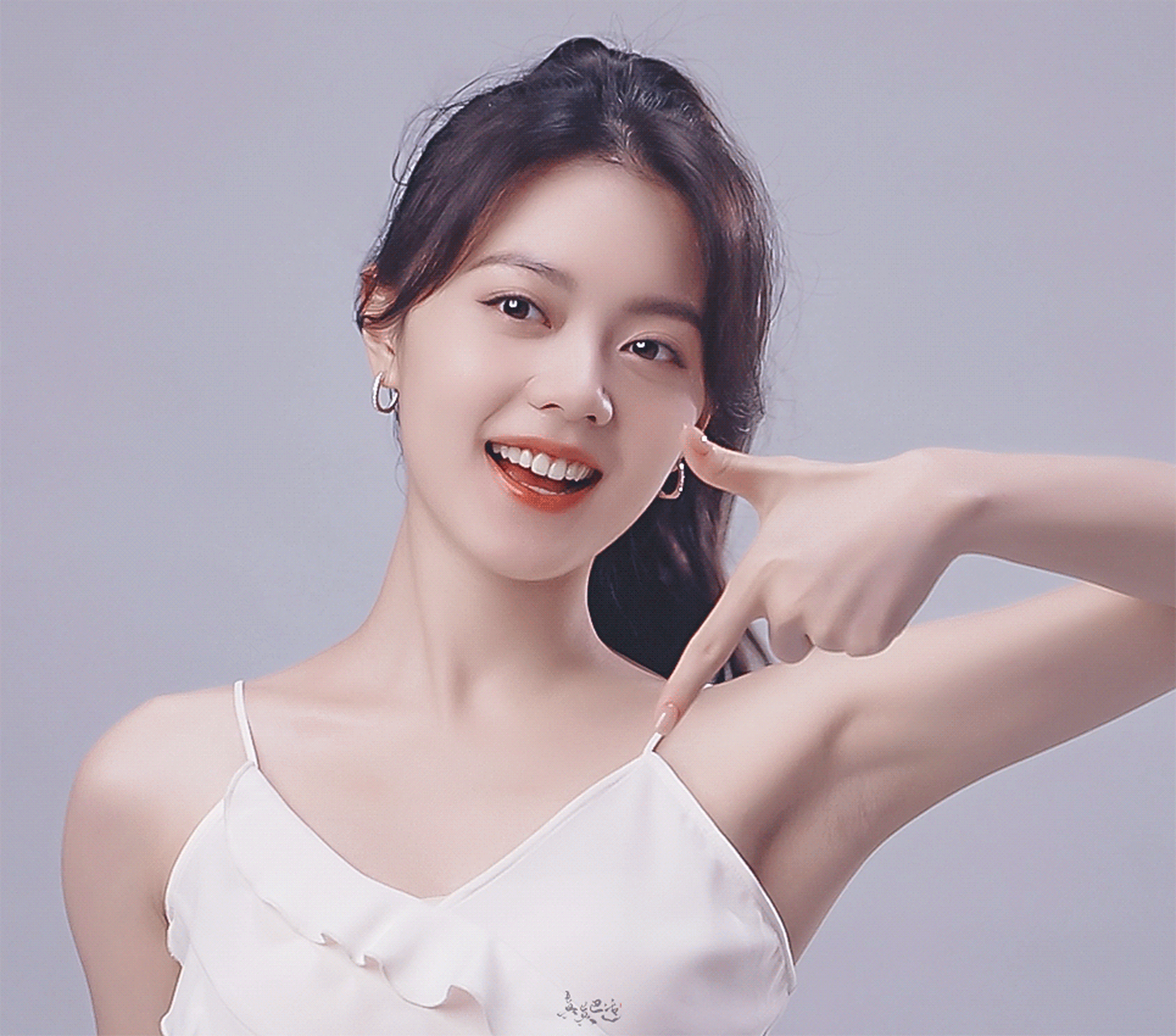 赵今麦高马尾青春少女,赵今麦最新拍摄花絮视频释出,高马尾搭配白色