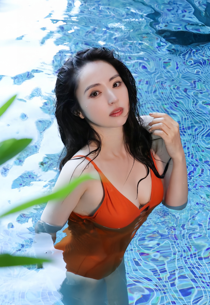 董璇惊艳夏日泳池写真引发热议,橘红色连体泳衣展现完美身材