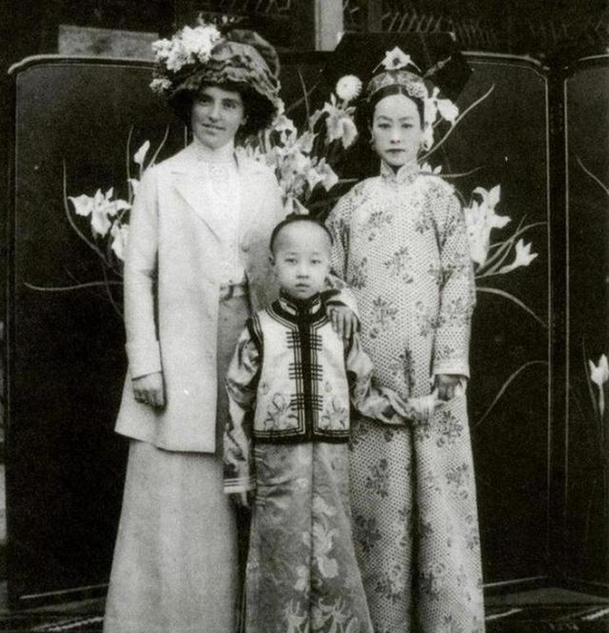 慈禧太后的大侄女叶赫那拉·静荣,她是桂祥的女儿,隆裕太后的长姐,被