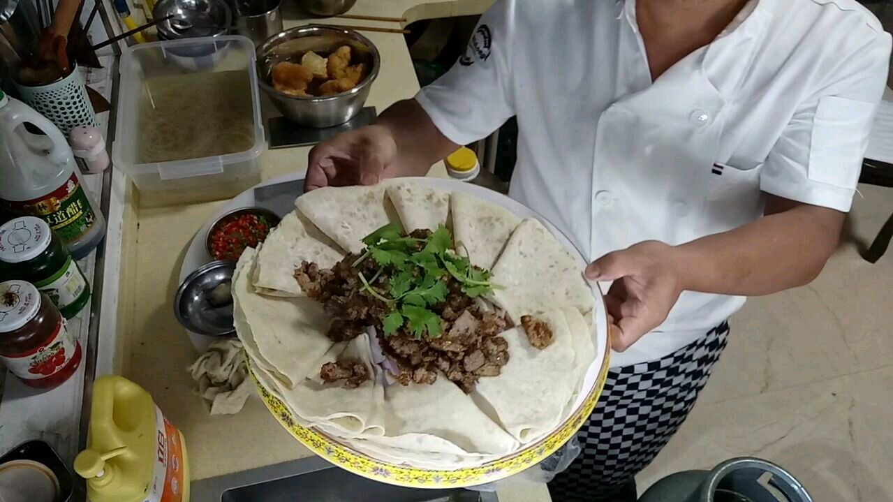 经典名菜孜然羊肉卷烙馍,不是烧烤胜似烧烤,大家都喜欢的美食