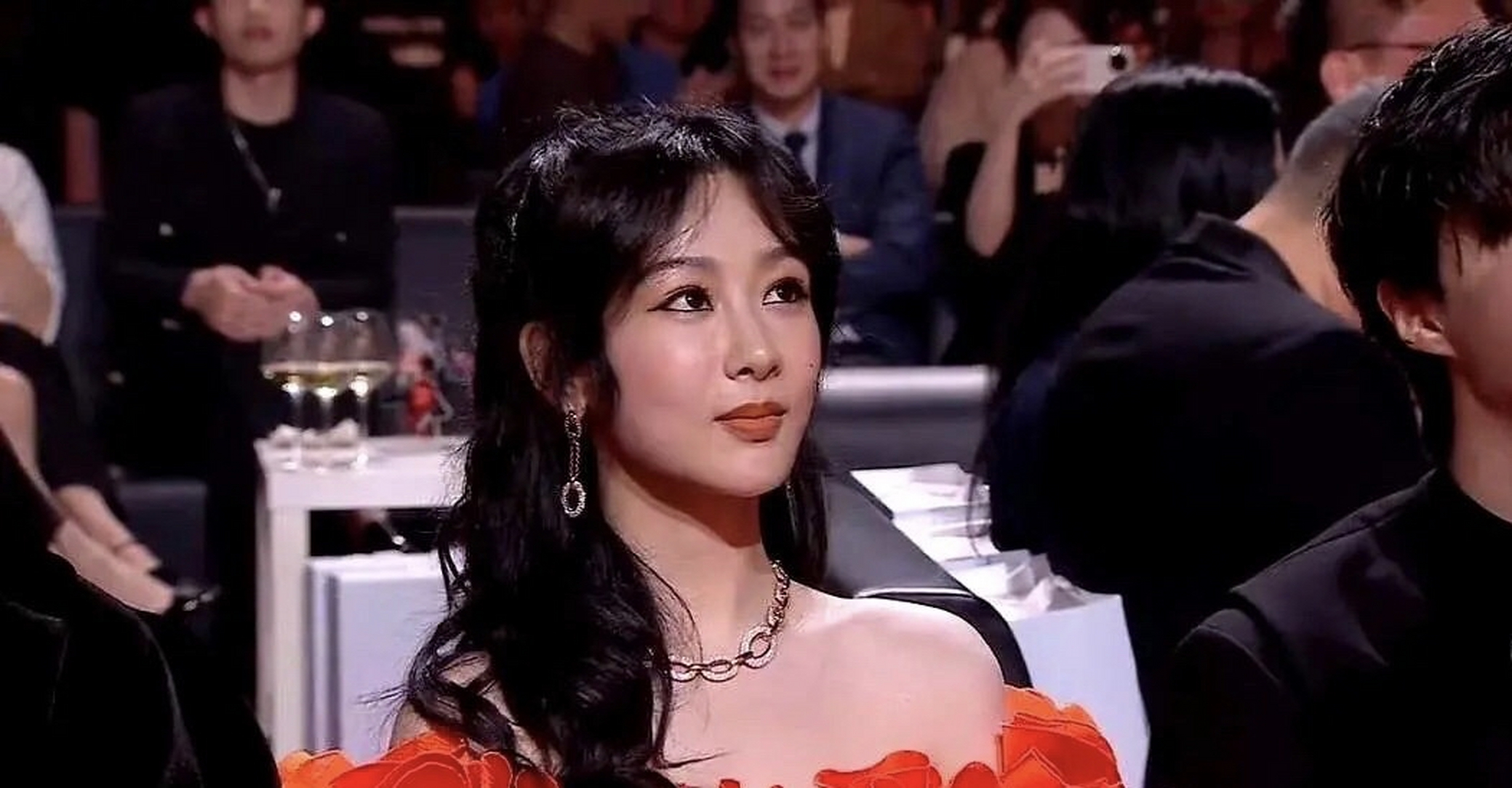 时尚芭莎内场杨紫粉底液氧化很严重的样子,全包眼线和腮红打的很显