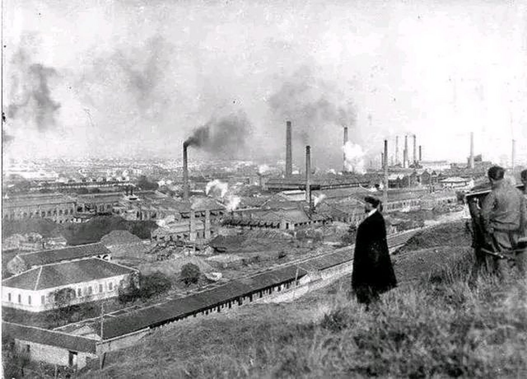 1891年11月9日,江南制造局炼钢厂炼出第一炉钢.