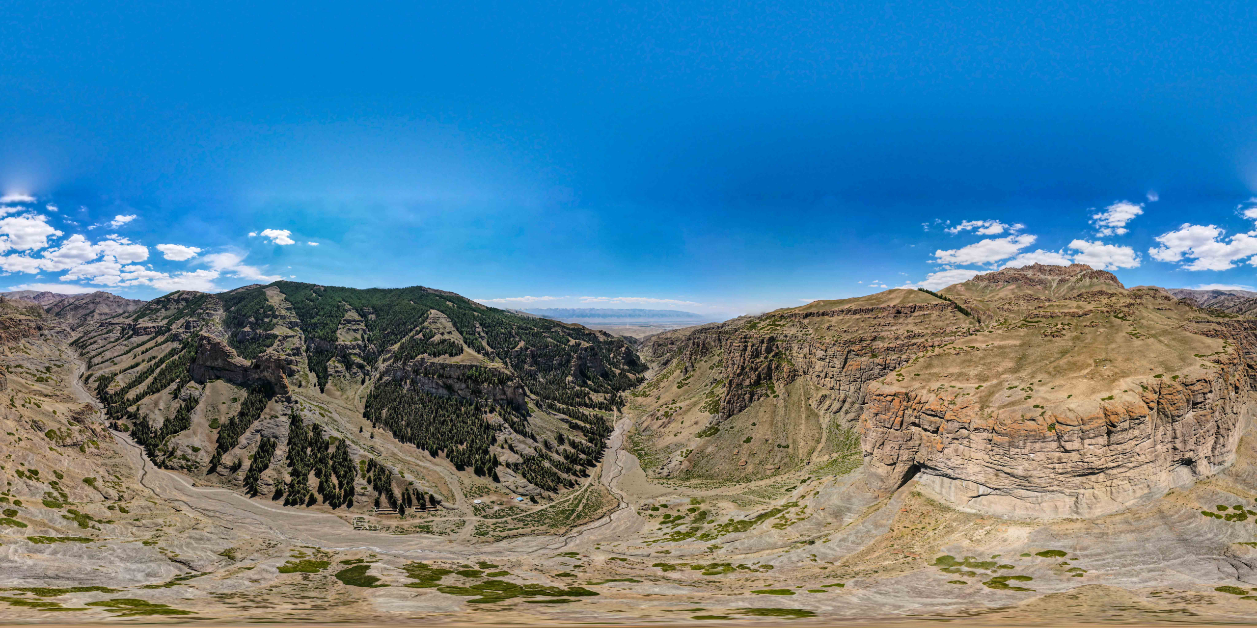 新疆哈密|巴里坤楼房沟 哈密巴里坤楼房沟位于莫钦乌拉山东端,山体