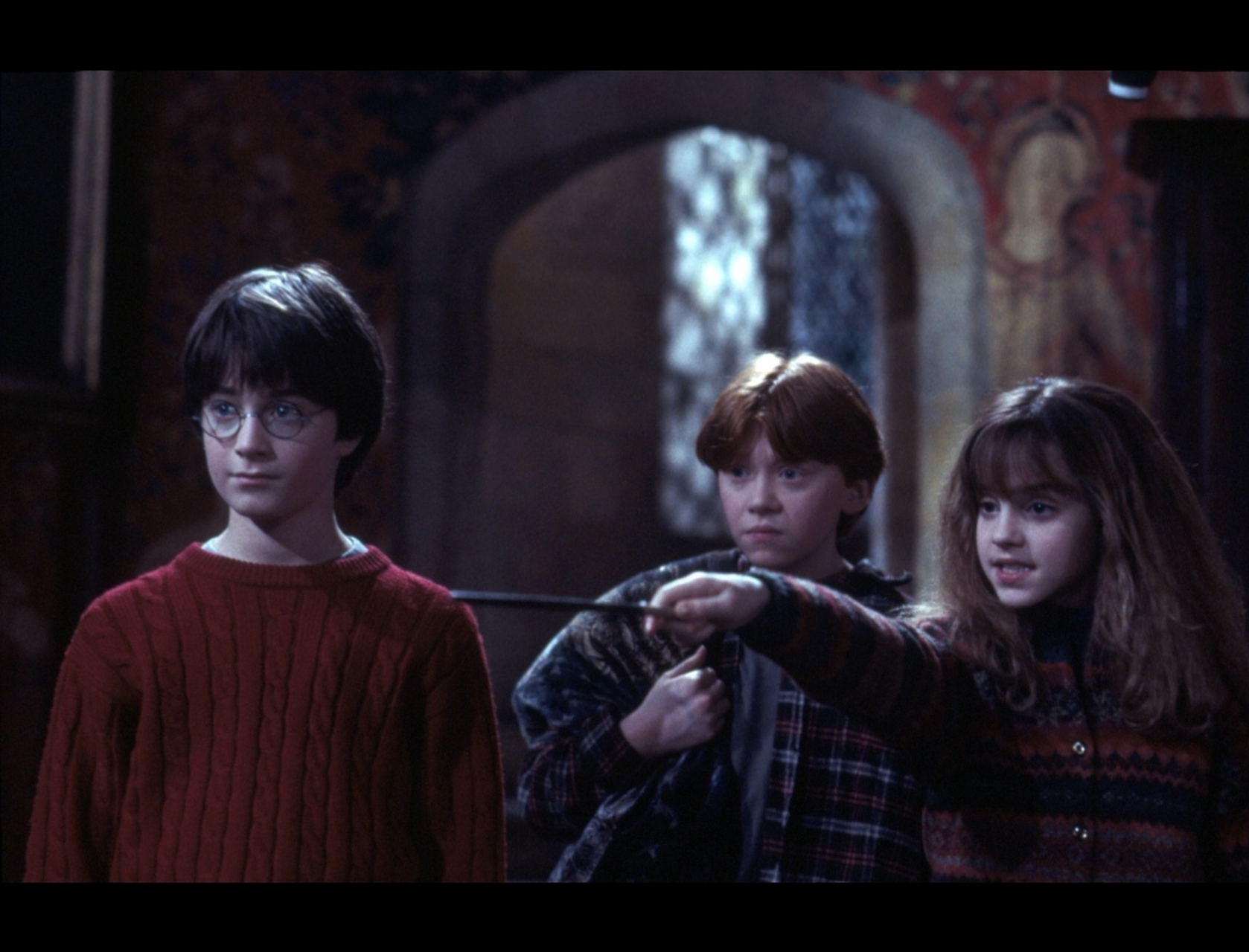 电影推荐《哈利波特与魔法石》是一部2001年上映的奇幻电影,改编自j.