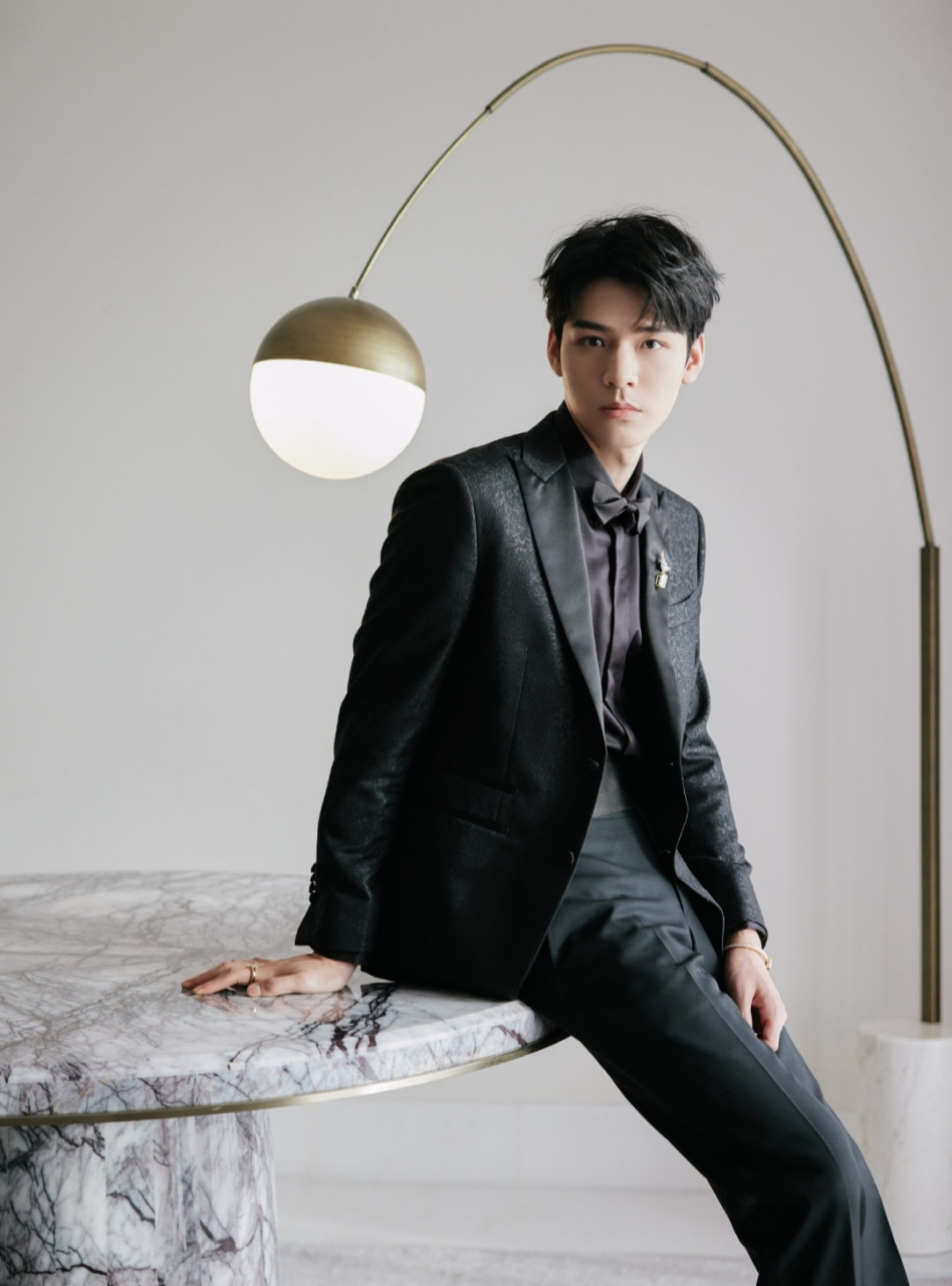 龚俊亮相活动宛如贵公子,黑色长发干净清爽有气质,再配合一身纯色西装