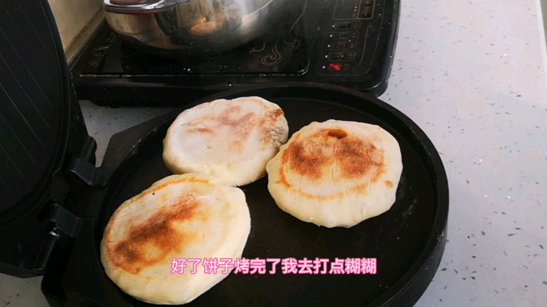 表皮酥软馅料香甜的花生核桃芝麻馅饼,营养丰富,一口气吃了三个