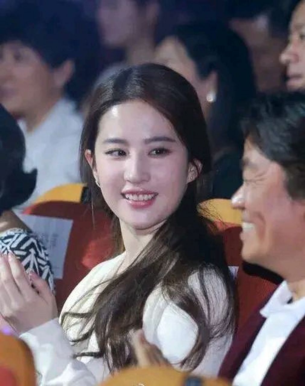 华表奖上王宝强与景甜同框,很容易就让人想到宝强哥和刘亦菲那一次