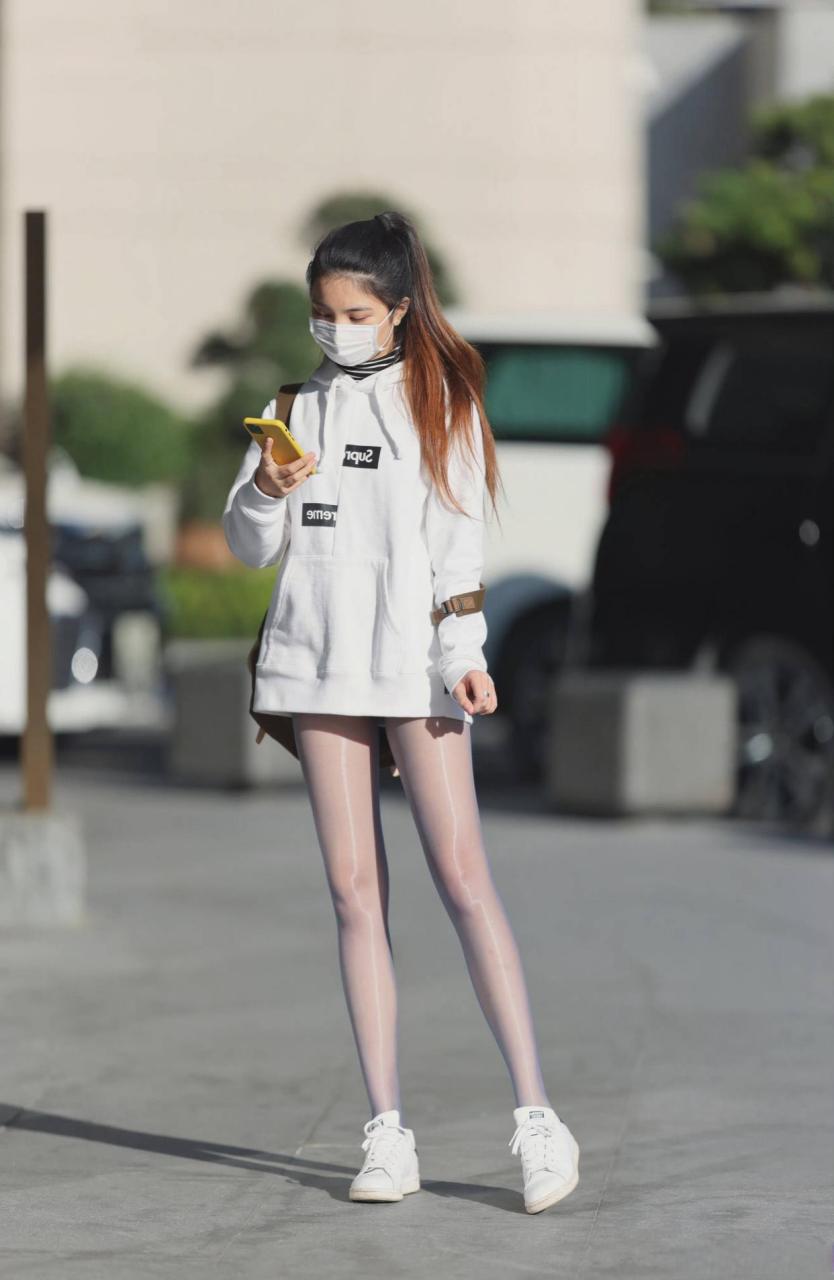 经典的下衣失踪穿搭,显得青春靓丽又魅力十足#时尚穿搭# #时尚街拍