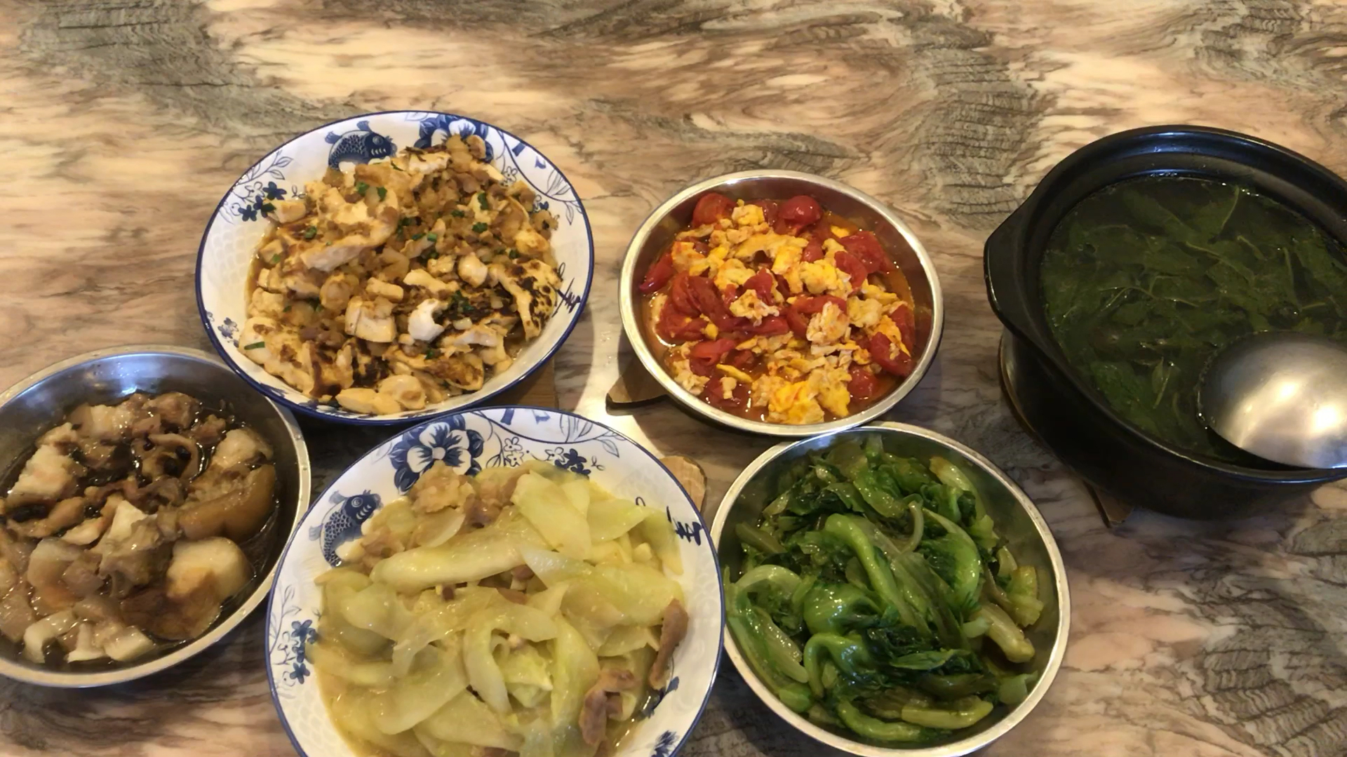 广东阳春一家七口的晚餐,每月2千的伙食也可以吃得很丰富,哈哈