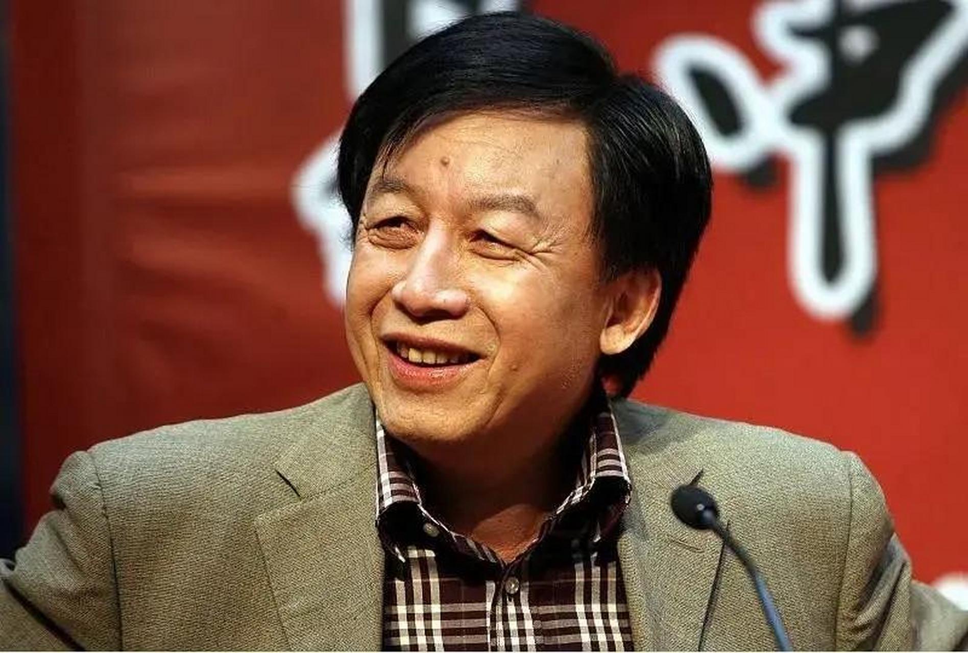 有一次,易中天做客《开讲啦》被一大三学生质问:"您双手插兜是在刷