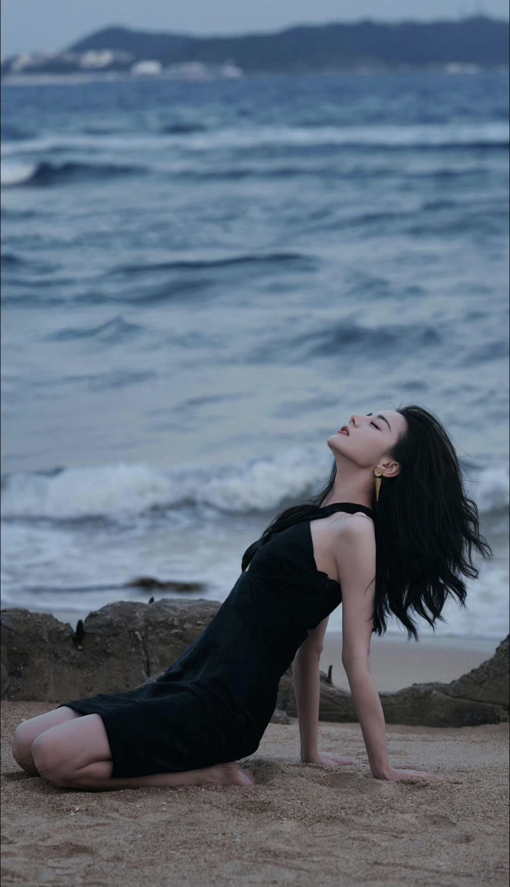 迪丽热巴海边写真,黑色幽灵还是黑色尤物!