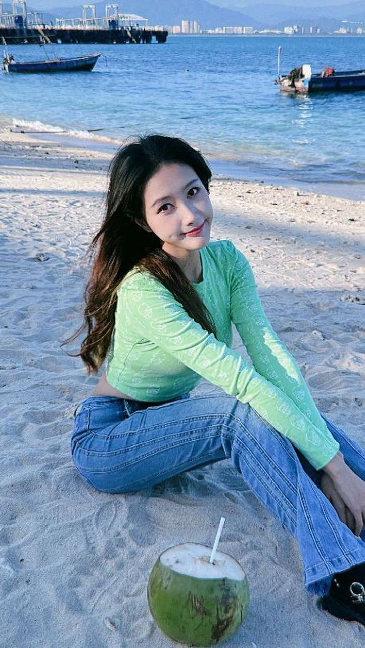 演员张子璇海边写真,大波浪长发及腰,成熟妩媚风情万种.