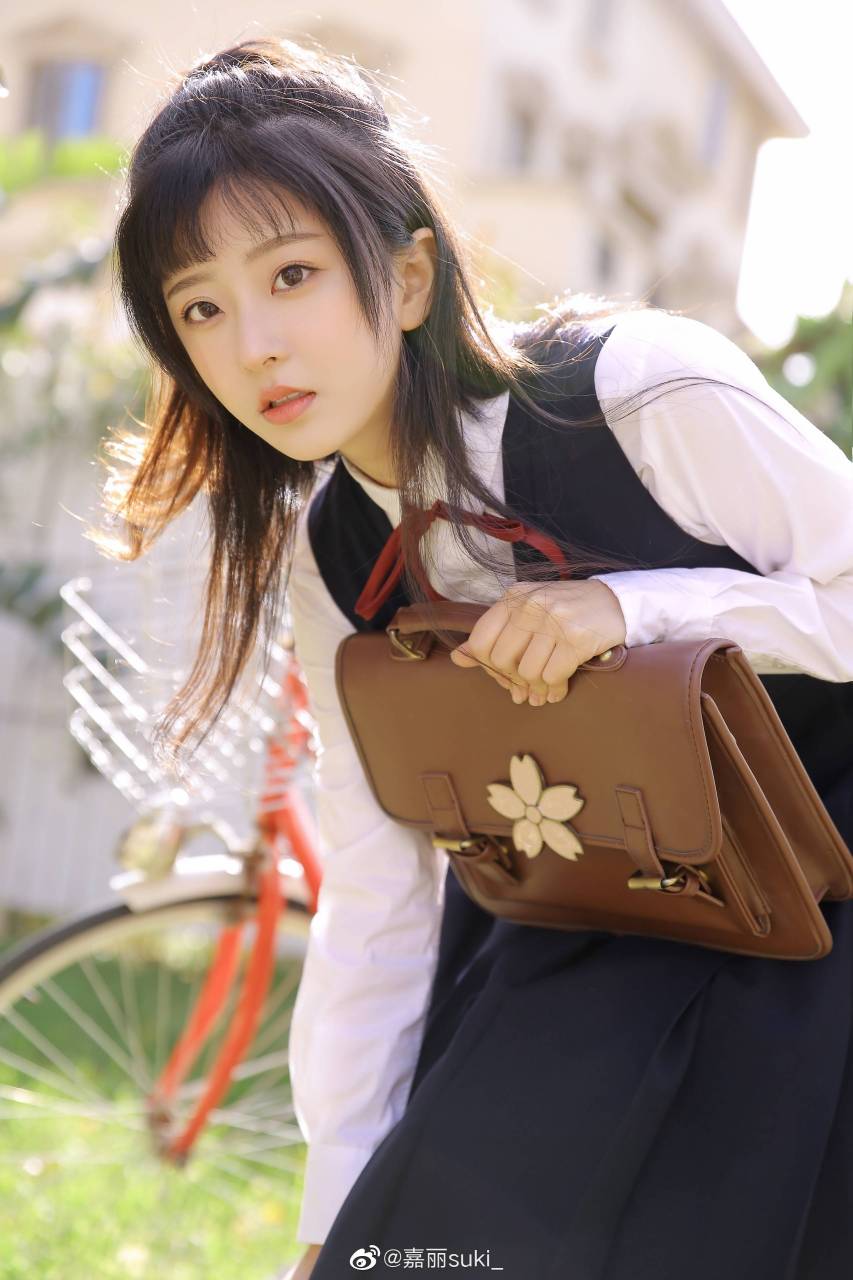 王嘉丽--浙江艺术学校 1999年11月13日出生于浙江省义乌市,中国内地女