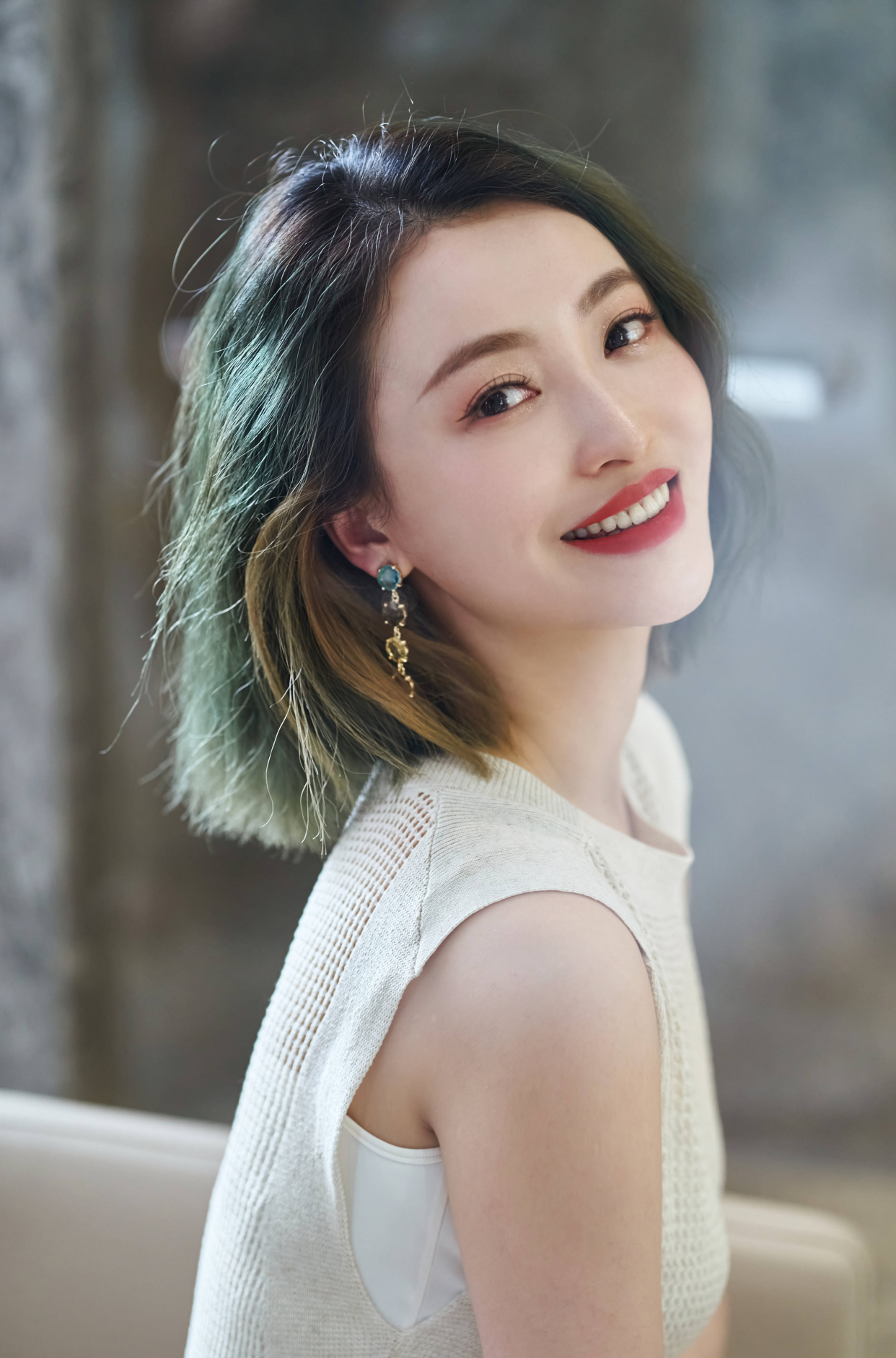 杨菲洋:气质非凡,明艳动人