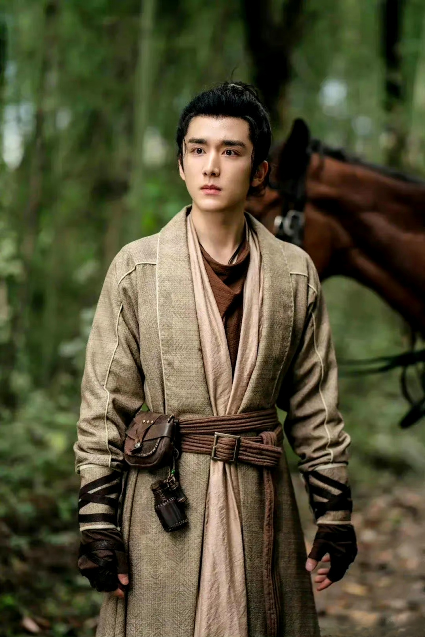 张新成,邓为是同学,一个音乐剧系,一个舞蹈系.