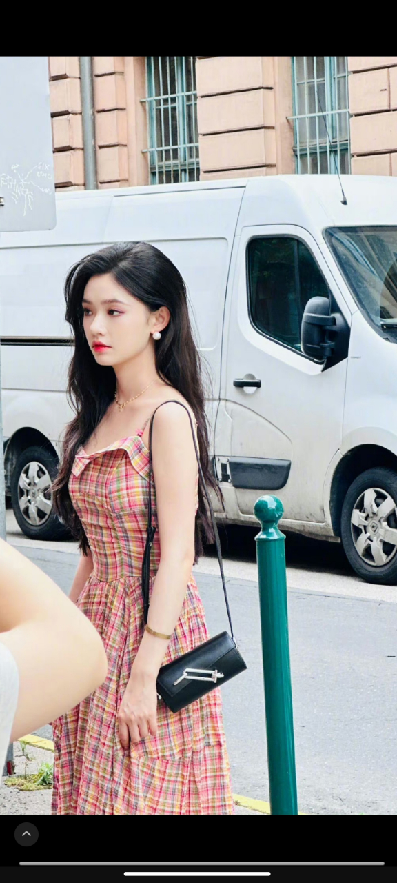 林允最新中餐厅路透!粉色格子裙浪漫一整街