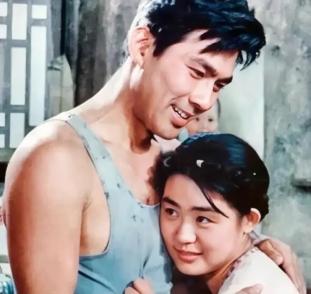 19岁丛珊拍《牧马人》哭着不敢抱朱时茂,他低头看胸毛感觉不妙