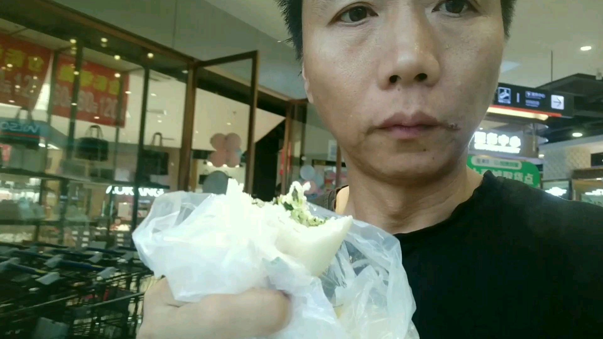 阿牛到常德买了第一份早餐,12.8元一斤的包子挺好吃的