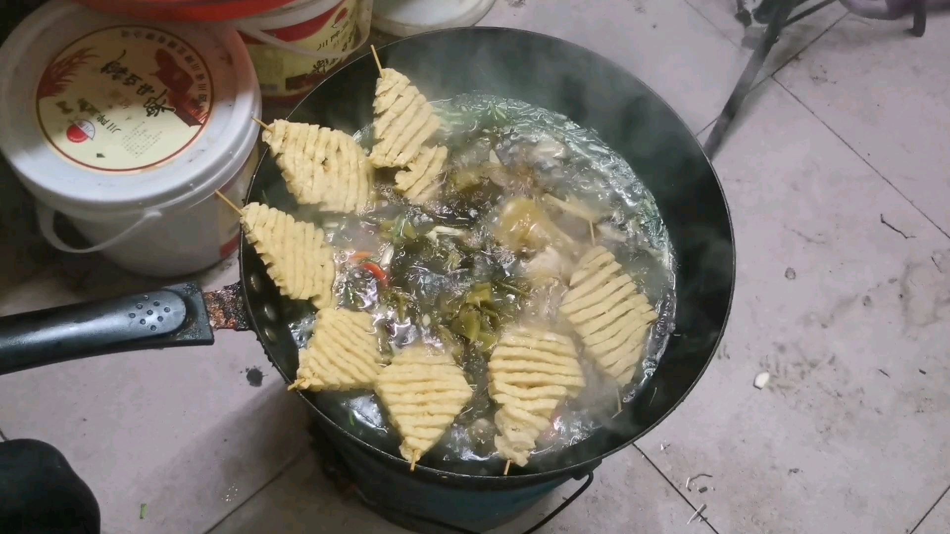 元哥今天做了酸菜鱼火锅,麻辣酸爽,配着豆腐串吃,太过瘾了