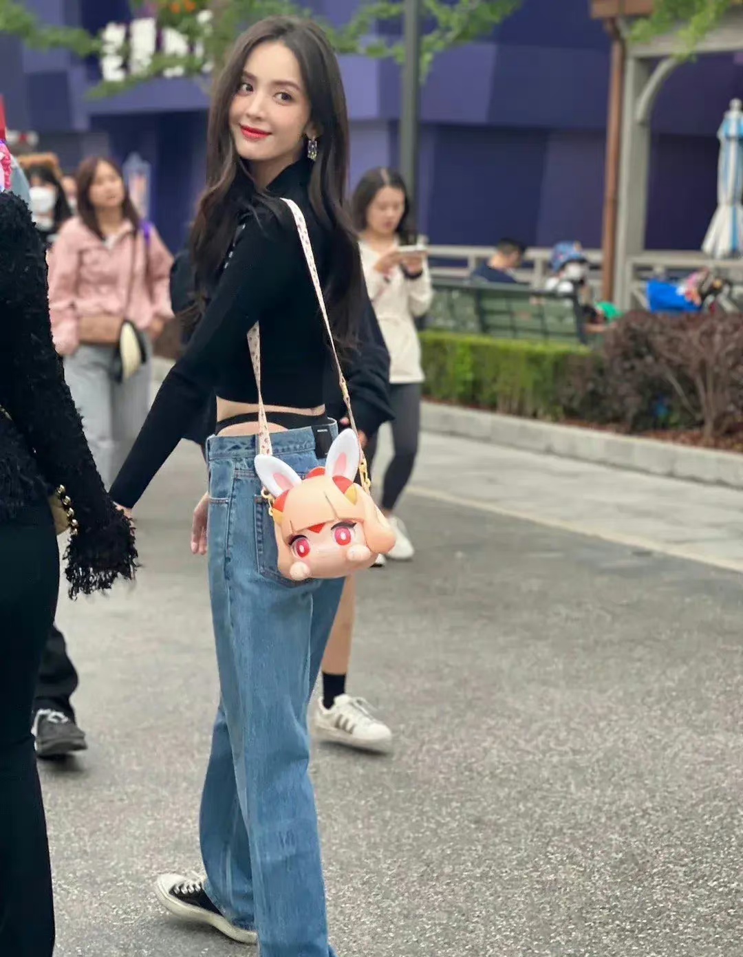 娜扎女神腰间露出的黑色部分是小内内吗