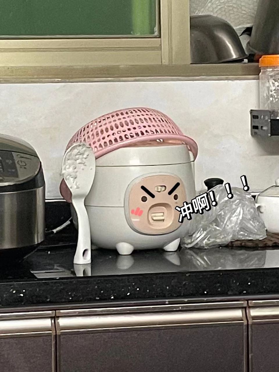 哈哈哈哈,有人能get到可爱的电饭煲表情包吗?有点搞笑是怎么回事