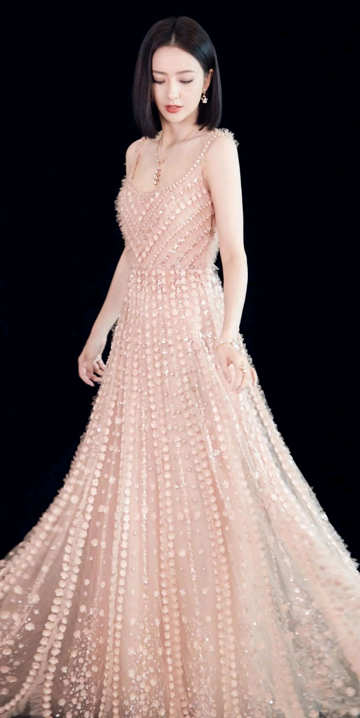 佟丽娅惊艳高清写真,肤白貌美大长腿,疑似仙女下凡来!