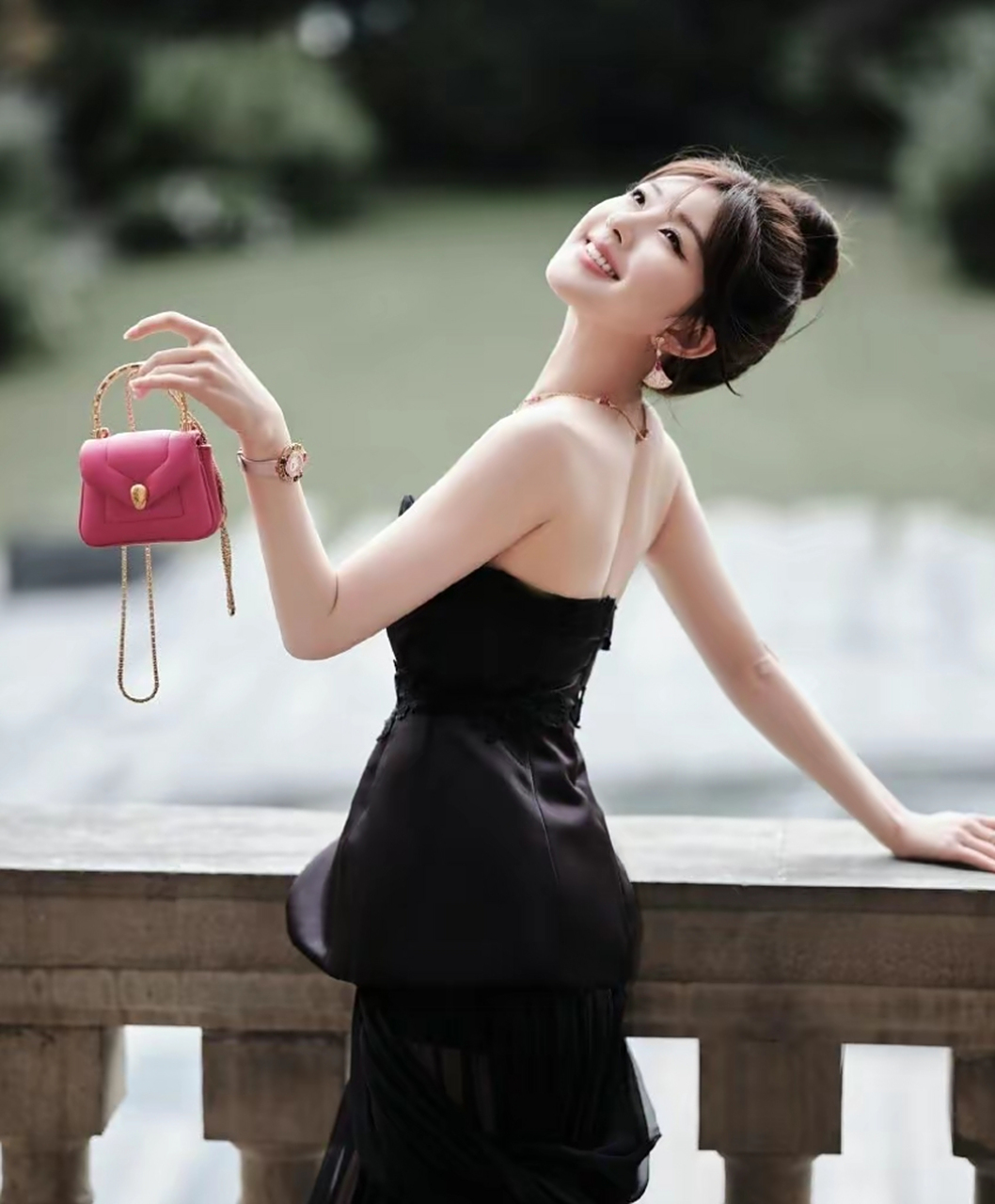 赵露思穿黑裙好像富家千金!