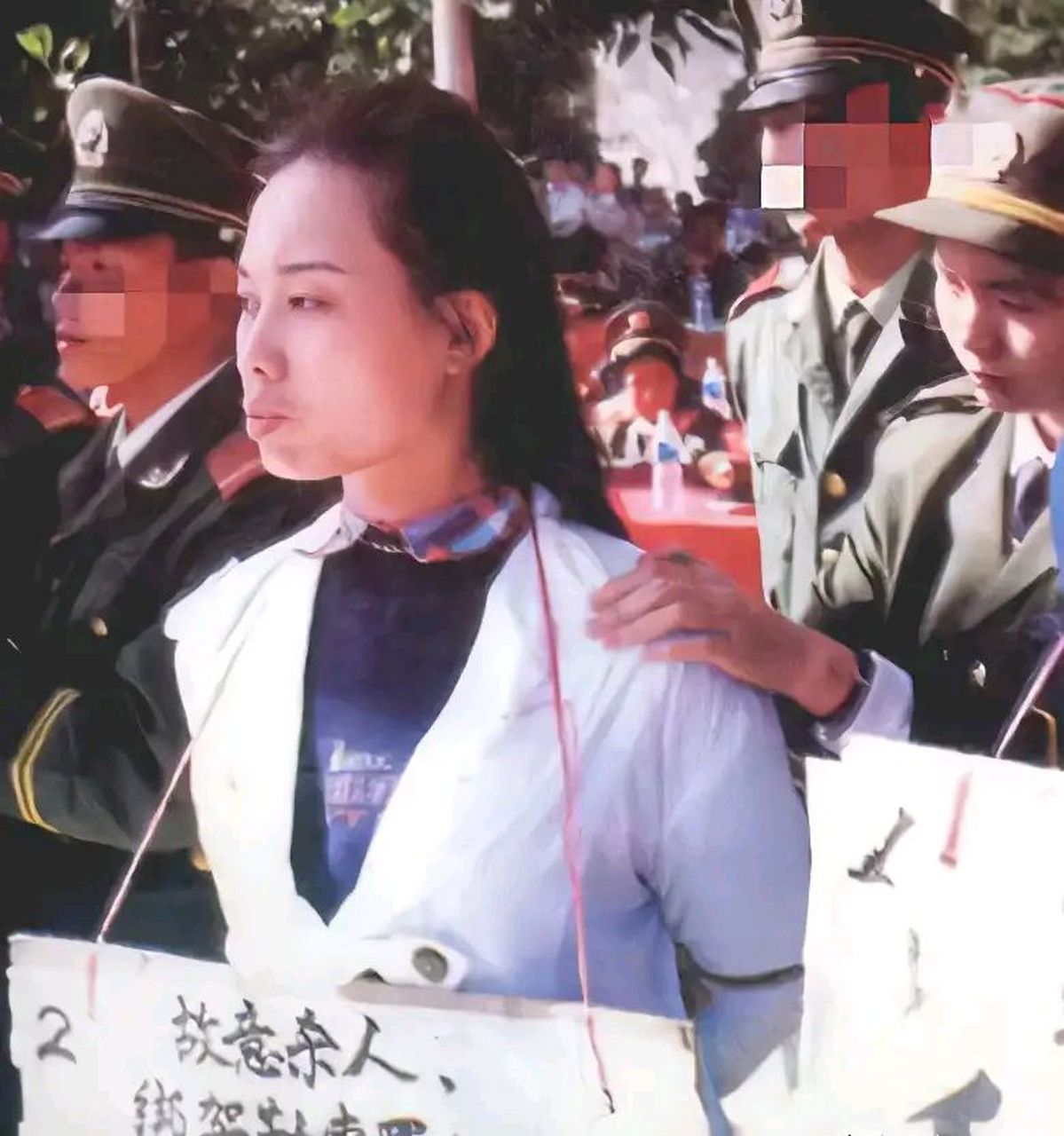 1995年,东莞郊外刑场,乔立夫和"姘头"邵苗苗被处决前留下的一张老照片