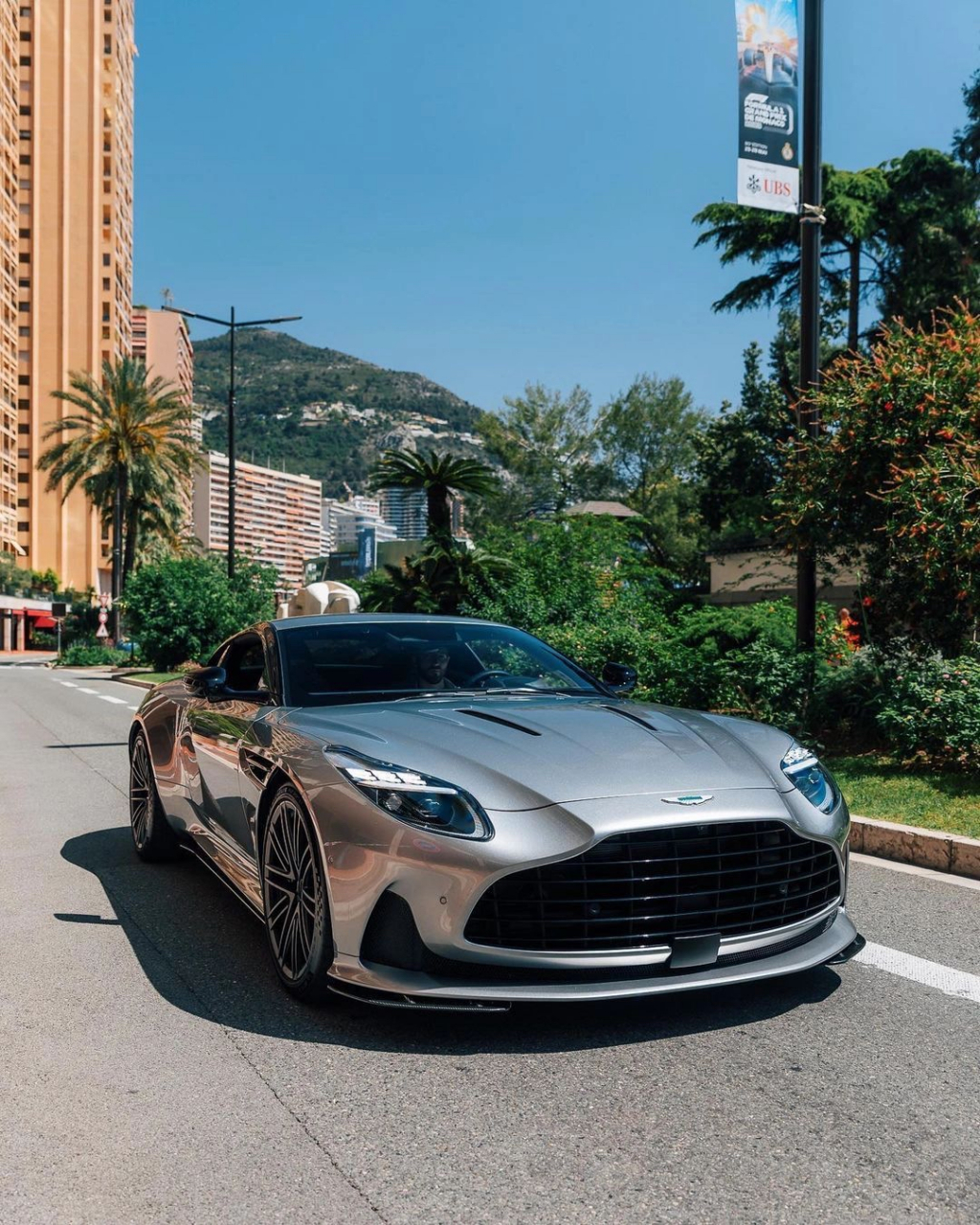 相对于db11,这辆新款db12有什么新的提升?