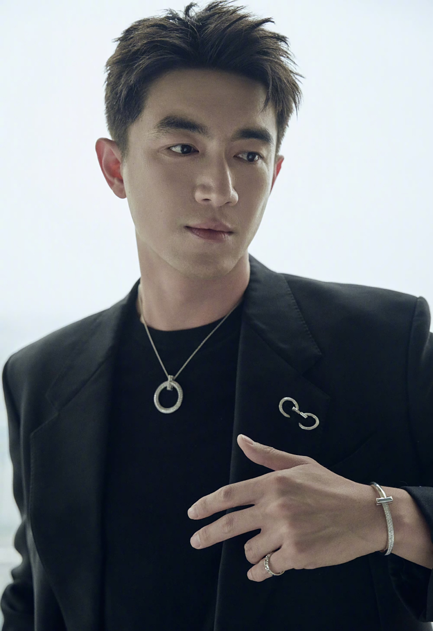 这波黑西装造型看得我是直呼爱了,有一说一咱们的林更新是越来越帅了