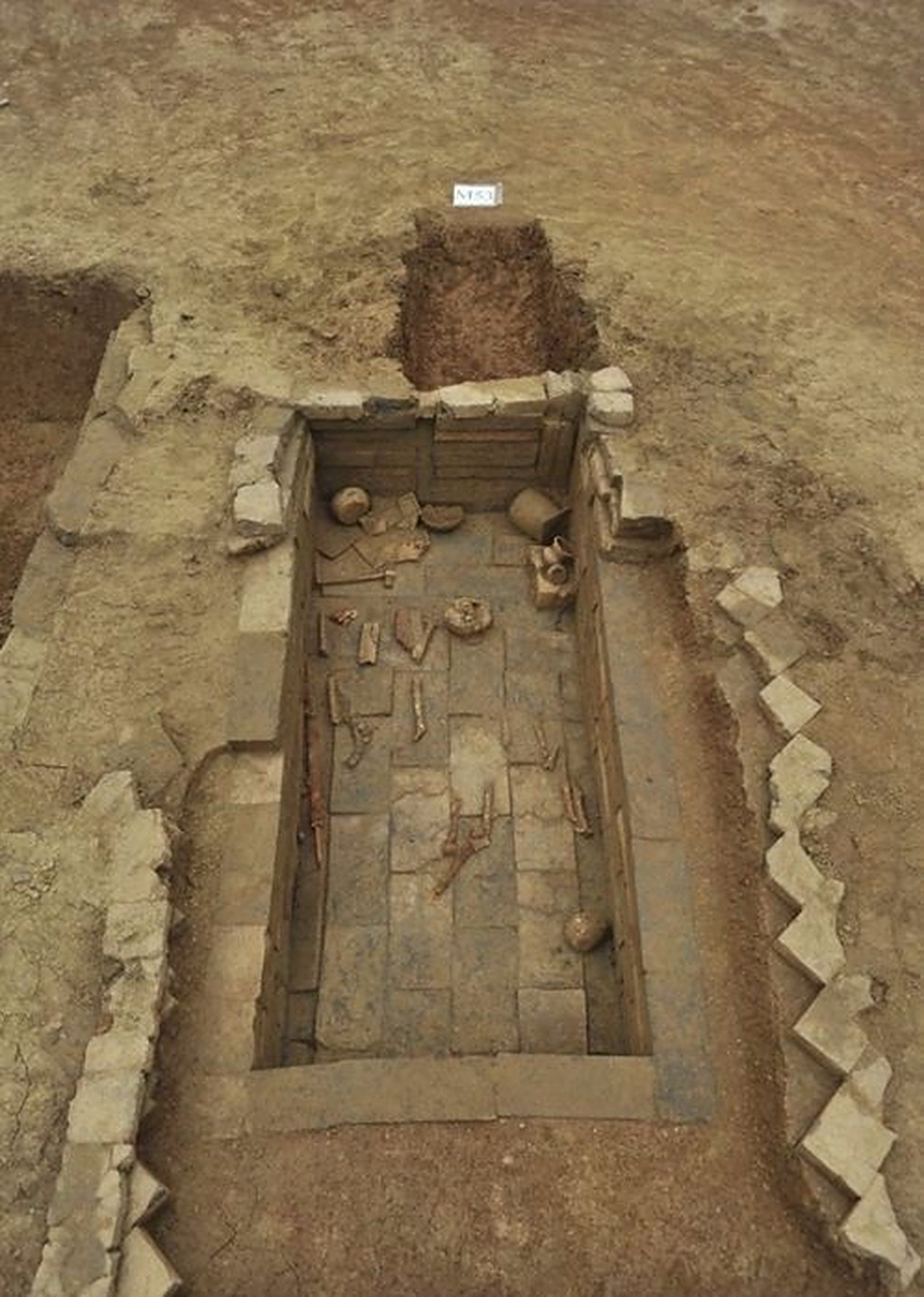 "圹"是墓穴,"茔"是墓地