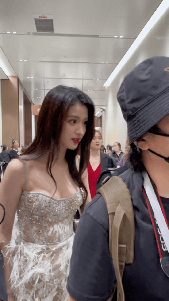 都说王楚然像刘亦菲,怎么看怎么不像啊,被夸漂亮,还不好意思了,哈哈