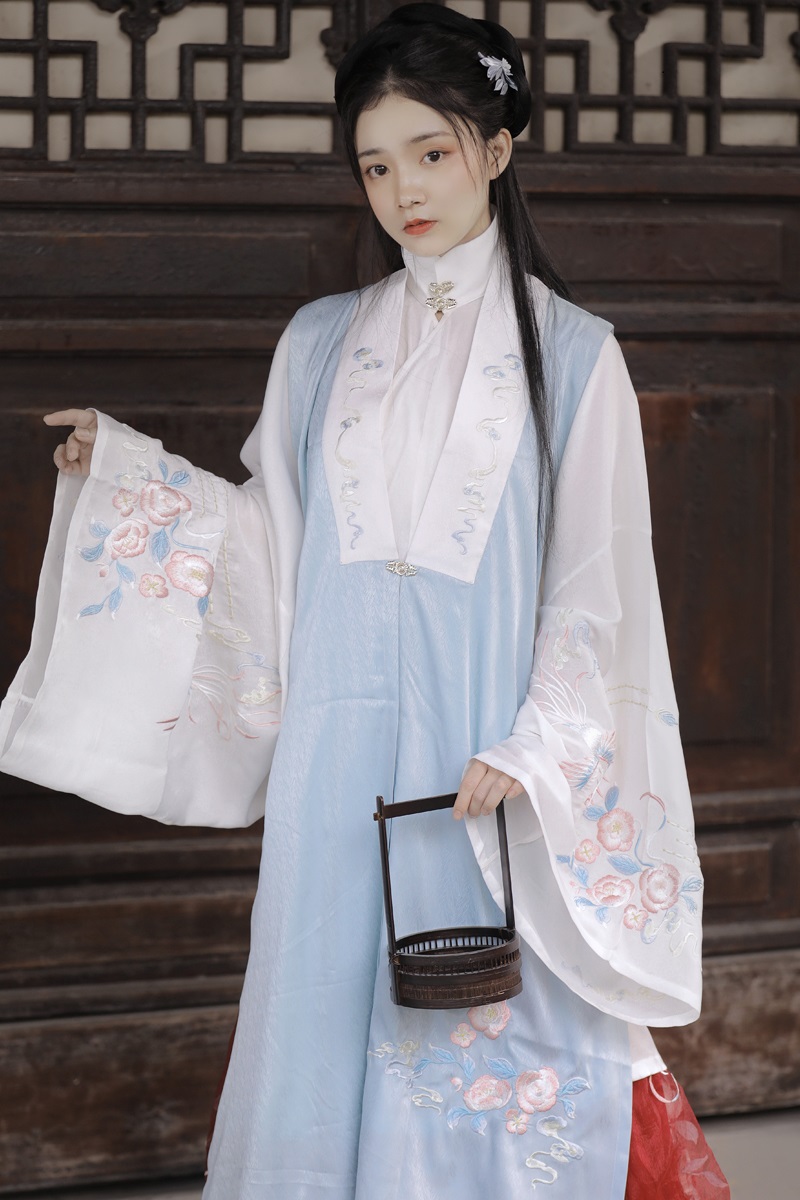 明代女子出门穿得多吗?明代女人的衣柜里装的衣服可能比你还多