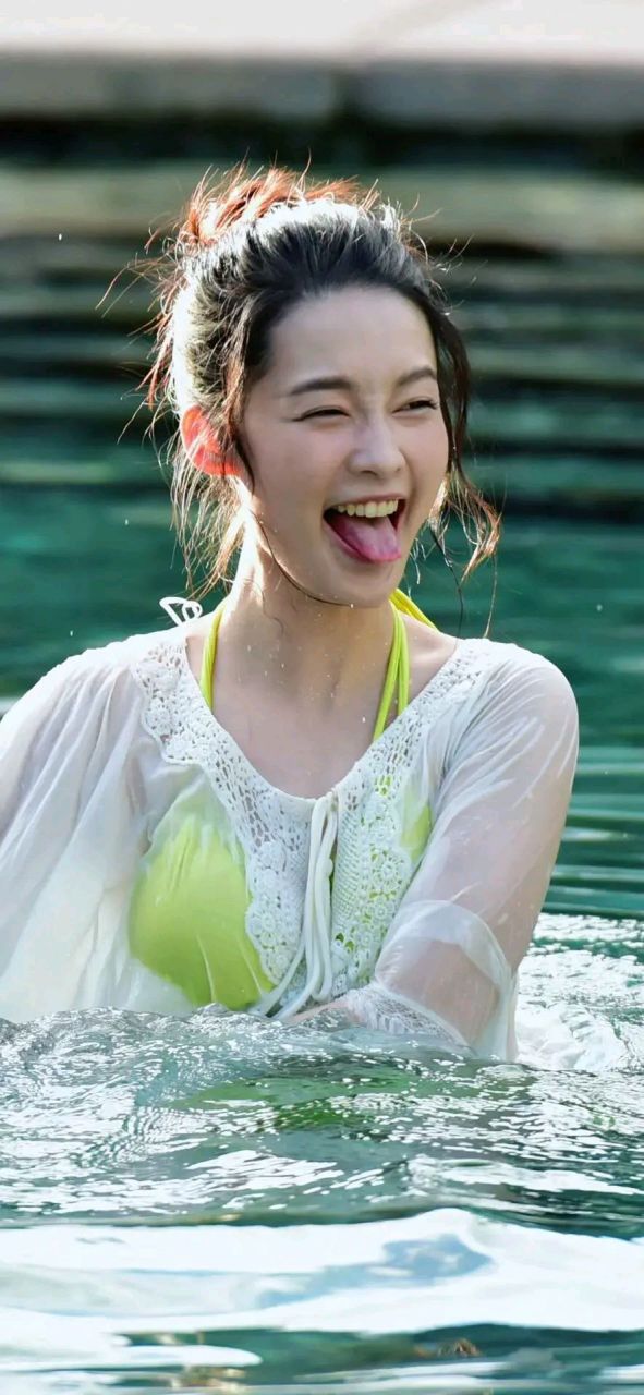 娇俏,调皮,可爱,李沁的这组泳装照太迷人了