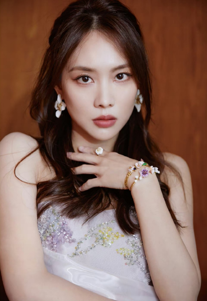 花样少女#王霏霏# 肤白貌美的容颜,窈窕曼妙的身材,白皙水嫩的大长腿,