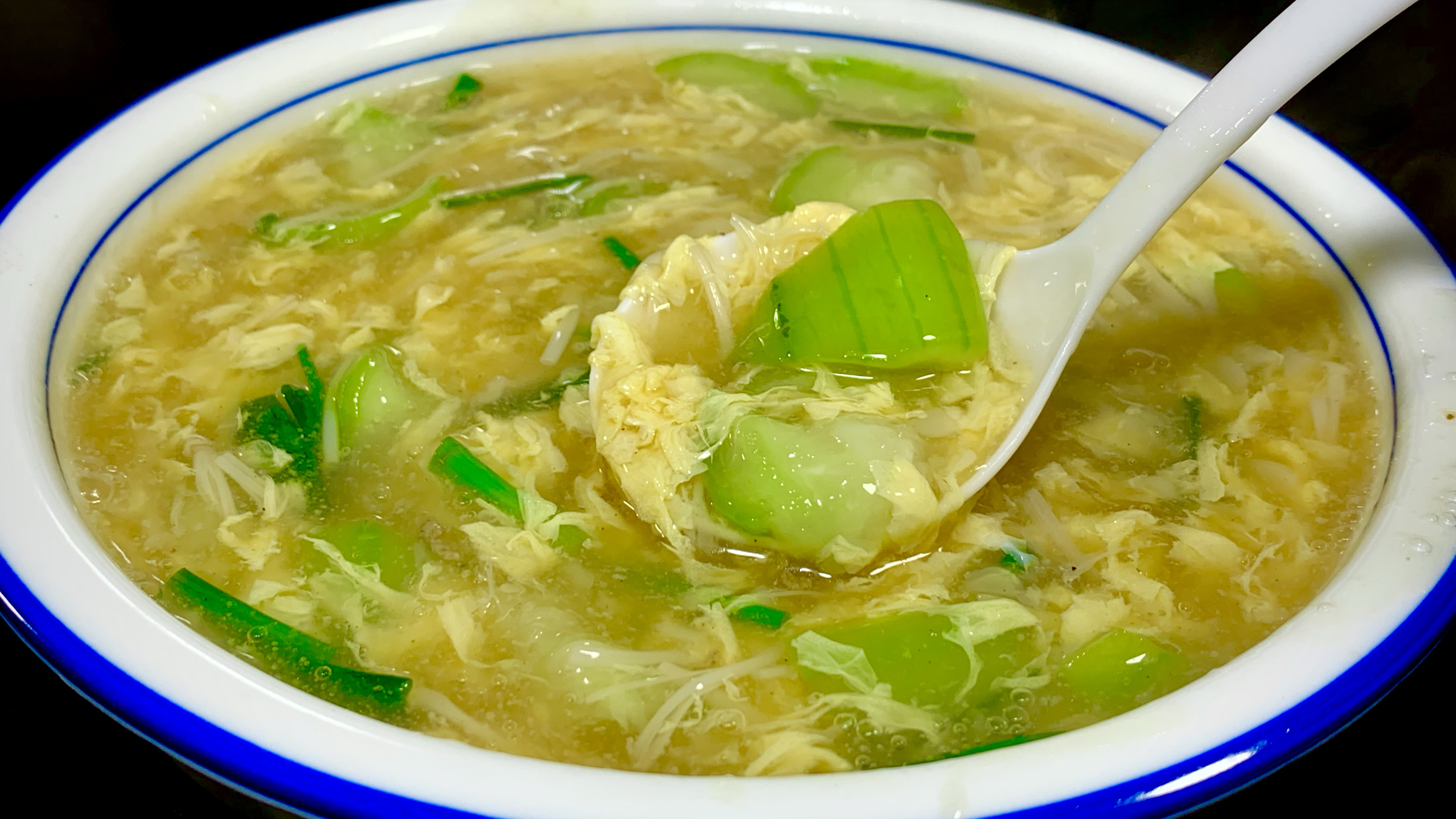 冬天要多喝丝瓜鸡蛋汤,教你一招,汤汁鲜美不发黑,营养美味好喝