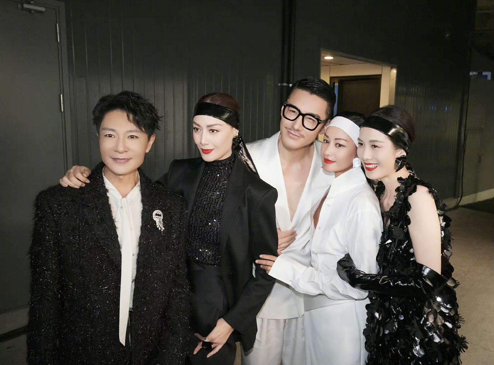 瞿颖胡兵# 胡兵上海时装周看瞿颖走秀,谁还没看过我们翟颖的走秀刎?