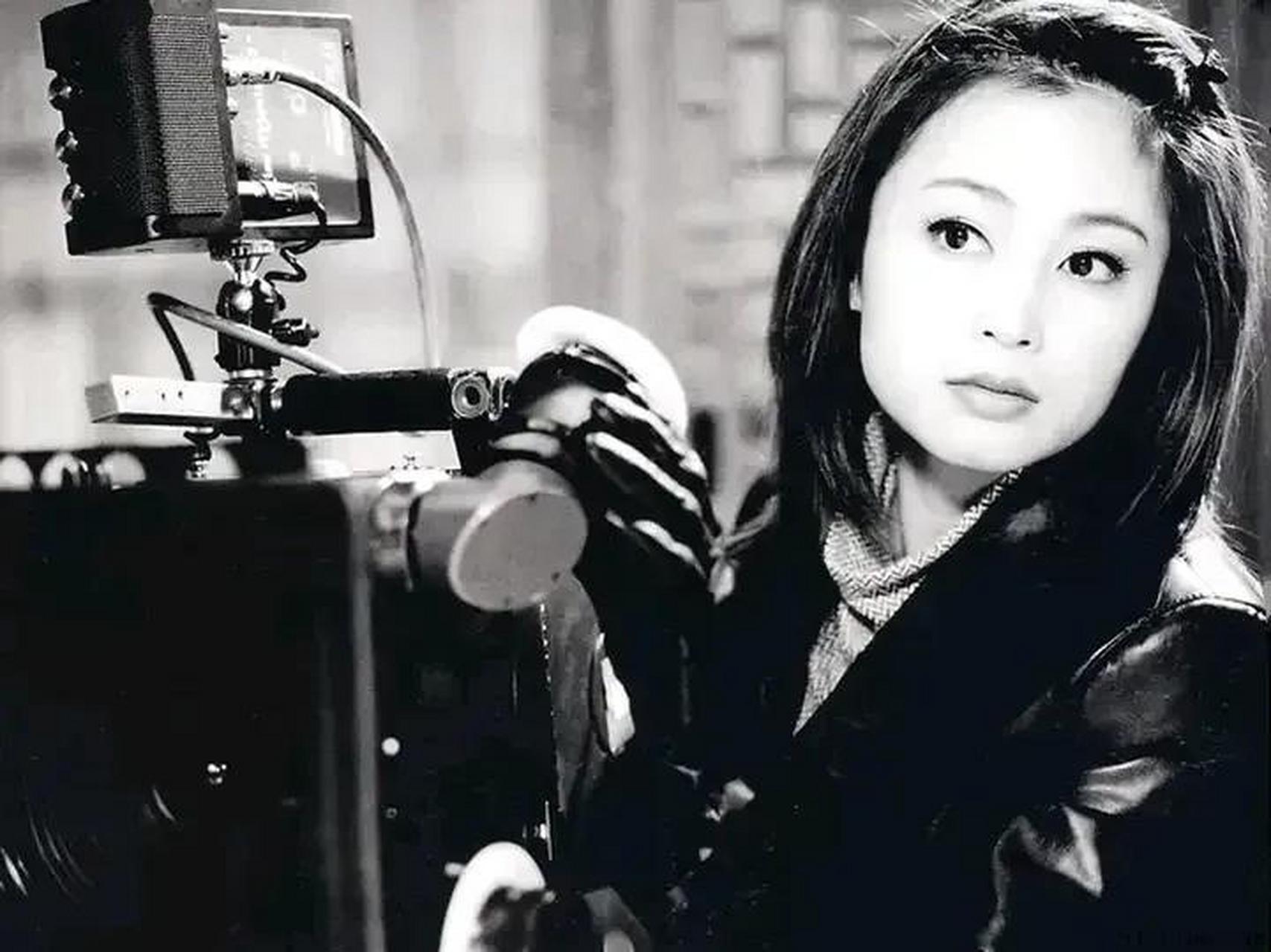 这张照片拍摄于1991年,中国大陆女演员陈红在古装历史电视剧《三国