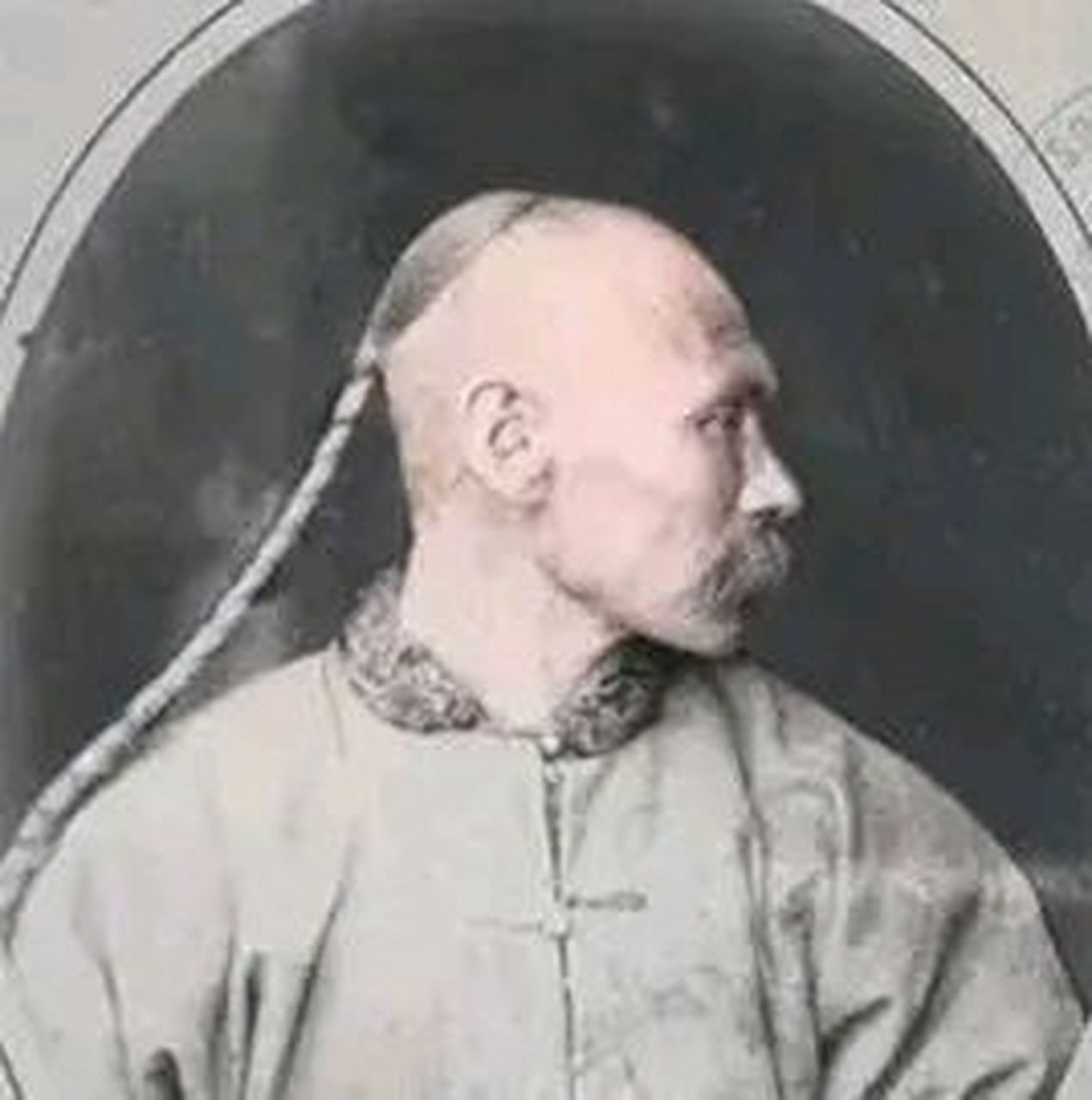 清朝末年,一名留着标准发型"金钱鼠尾辫"的男子,这种辫子就是将四周
