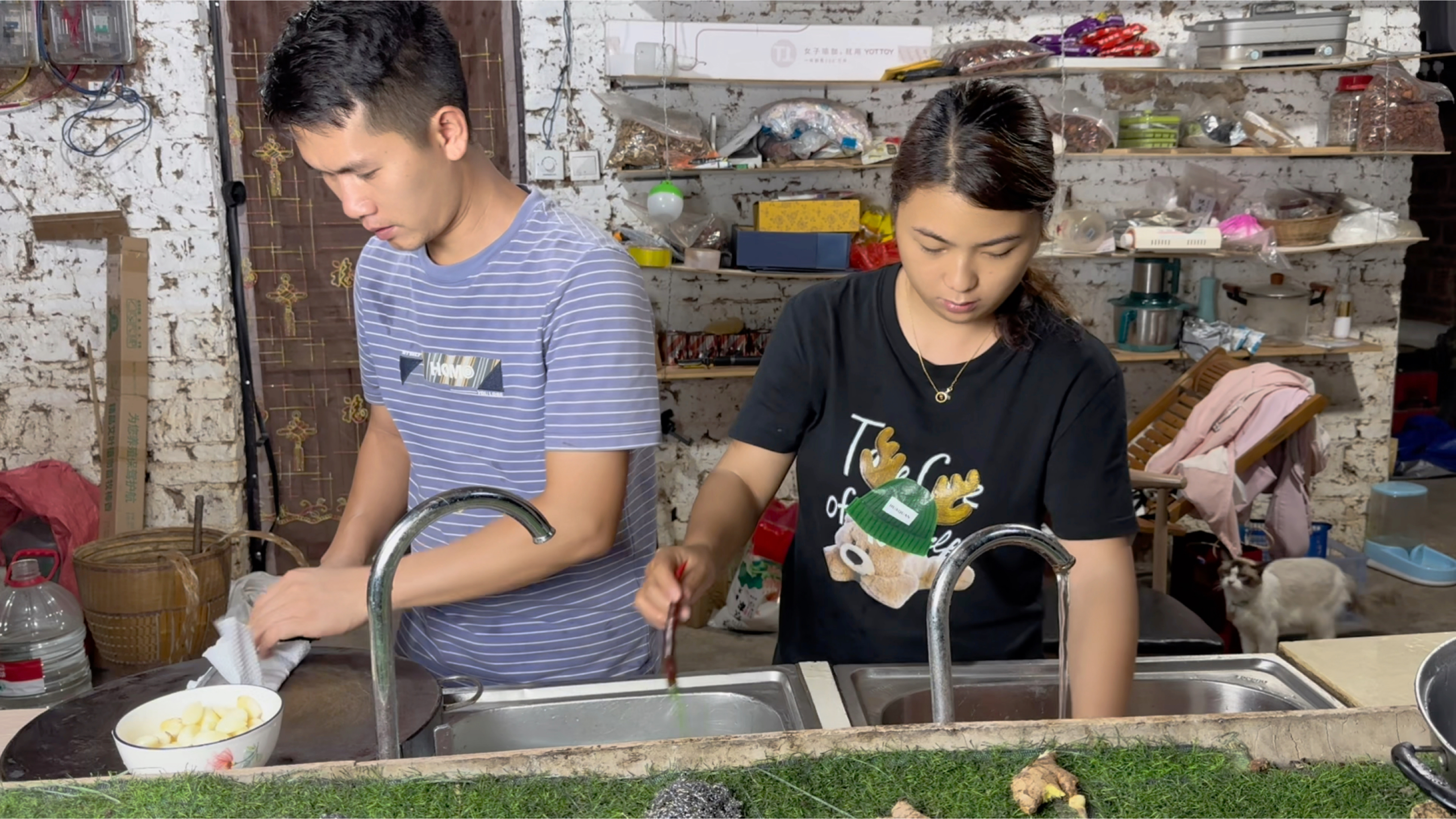 小院辣椒吃不完,小九摘下来做辣椒酱,罐装保存好可以吃很久