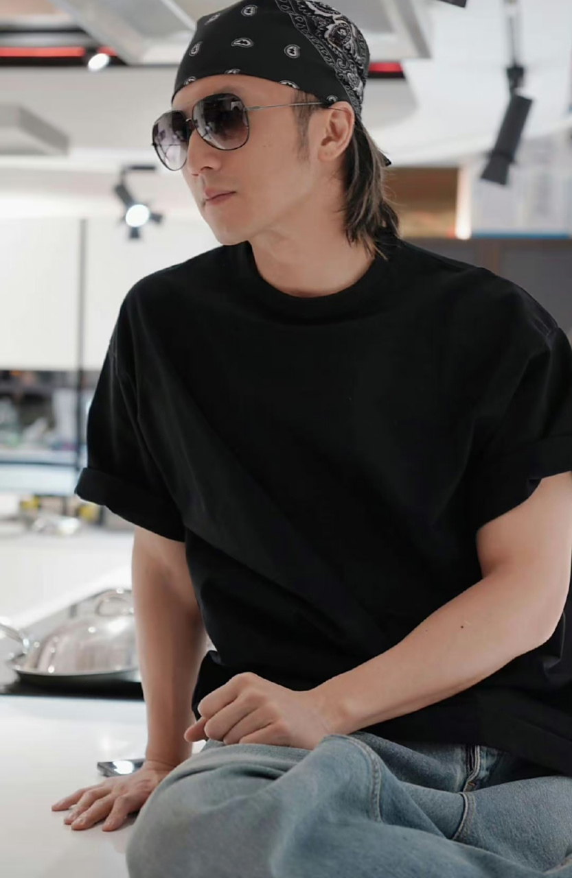 谢霆锋晒生活照帅气依旧,戴着头巾和墨镜凹造型,还是很喜欢耍酷.